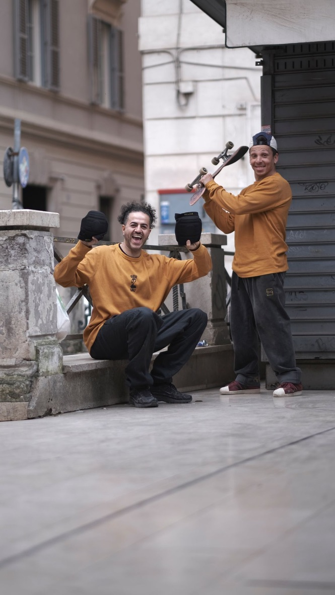Gabriele Seminara con un amico e uno skateboard