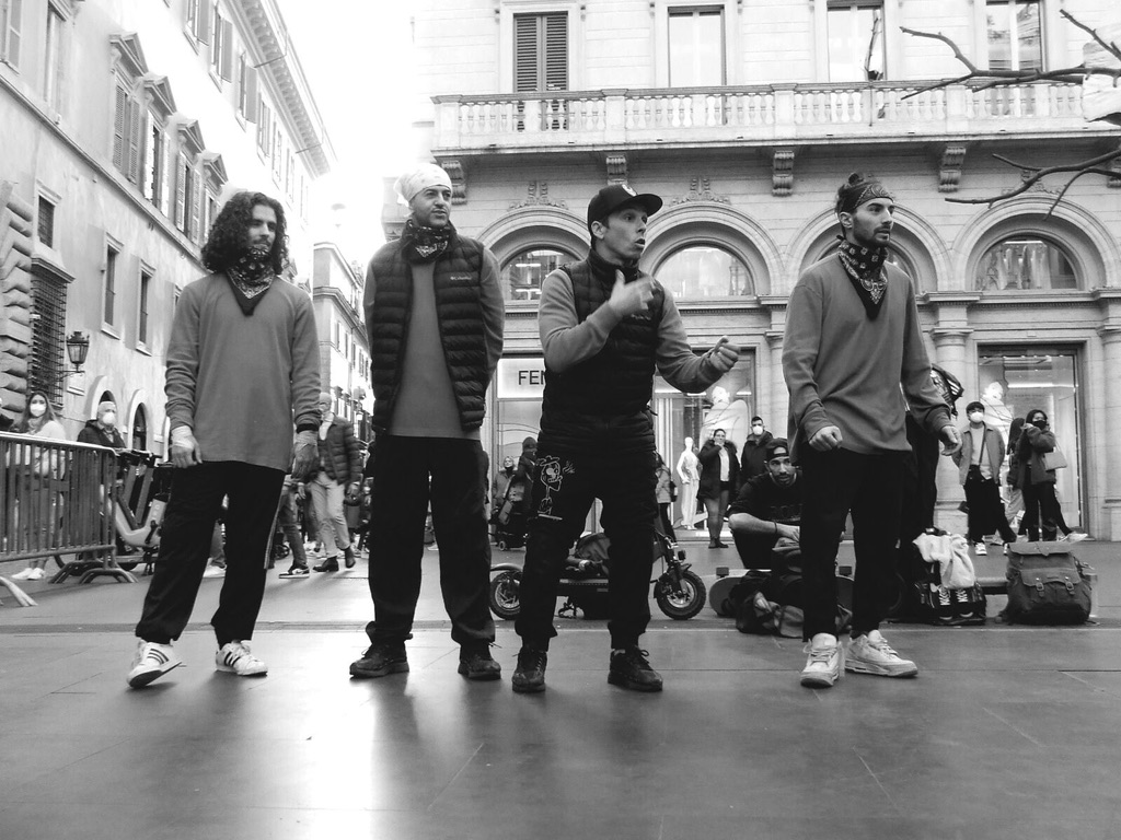 Gabriele Seminara con la crew durante un evento in strada