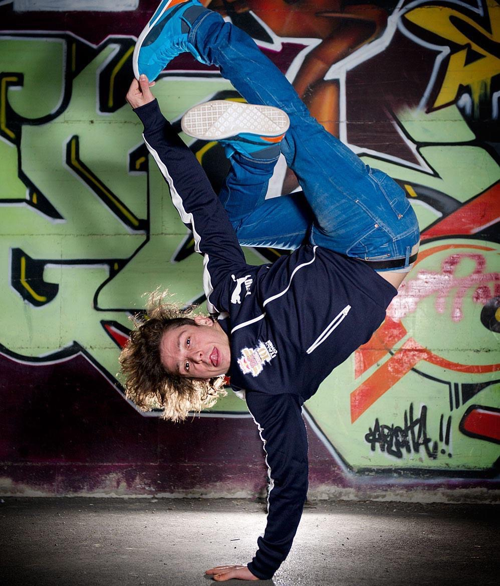 Gabriele Seminara in una freeze davanti a un muro di graffiti