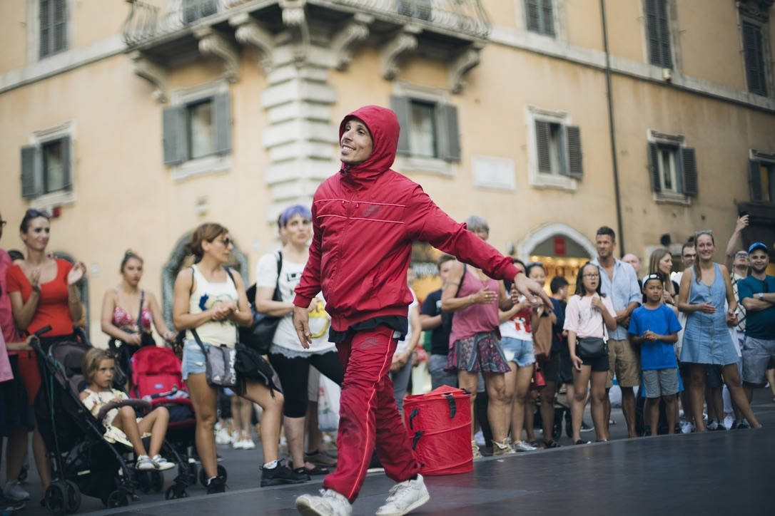 Gabriele Seminara durante una performance davanti al pubblico