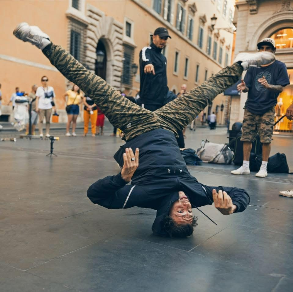 Gabriele Seminara in una freeze su un palco di strada