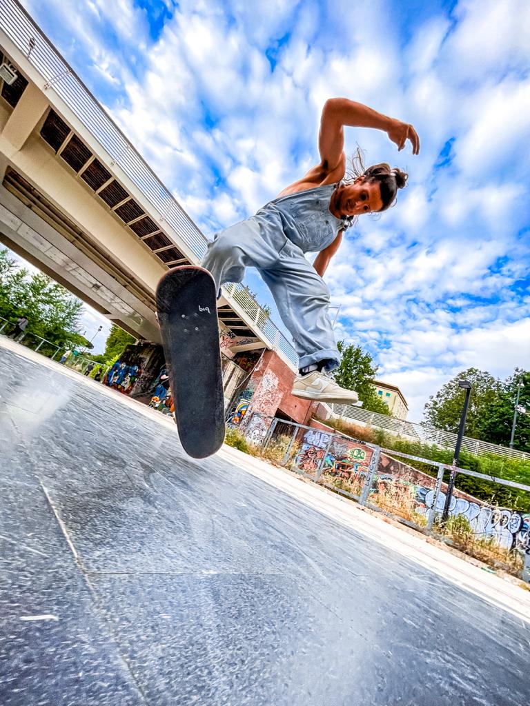 Gabriele Seminara mentre fa skate