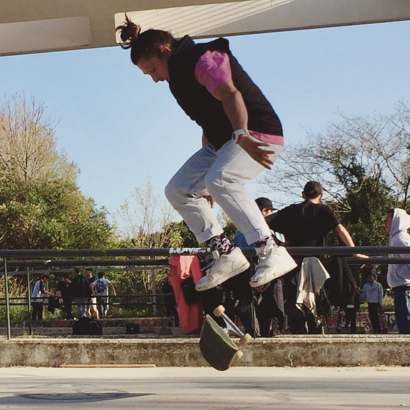 Gabriele Seminara durante un salto con lo skate