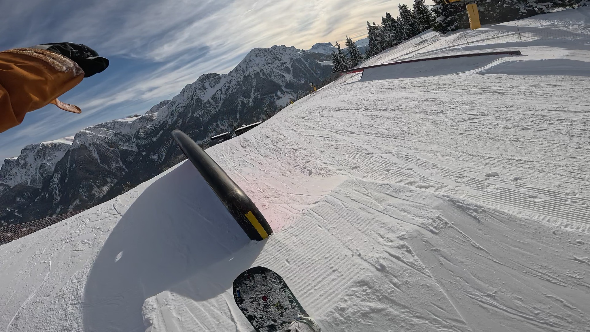 Gabriele Seminara in snowboard su un rail nello snowpark